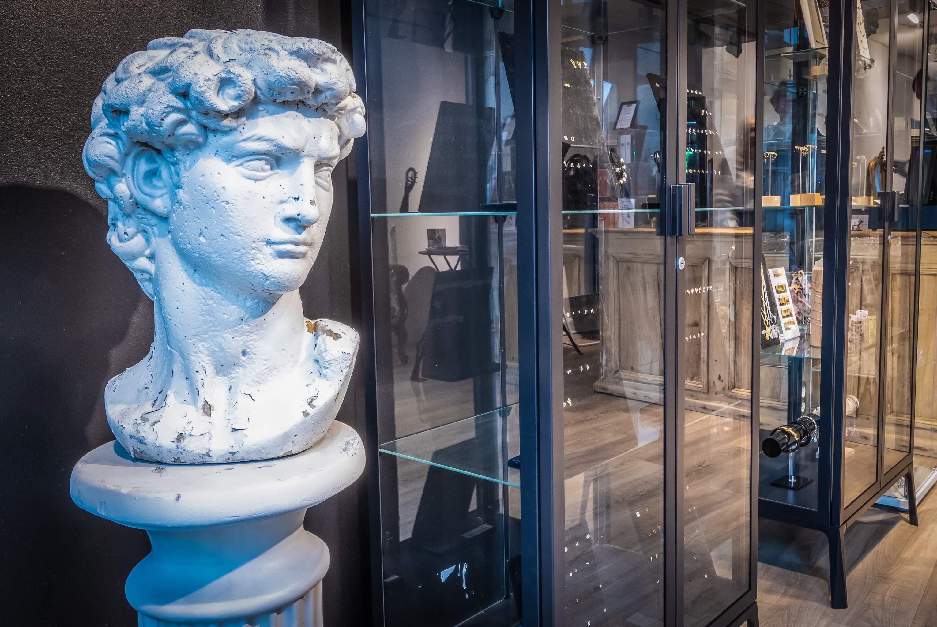 Sfeerbeeld van de tattoo en piercing studio vitrine met veel piercing juwelen